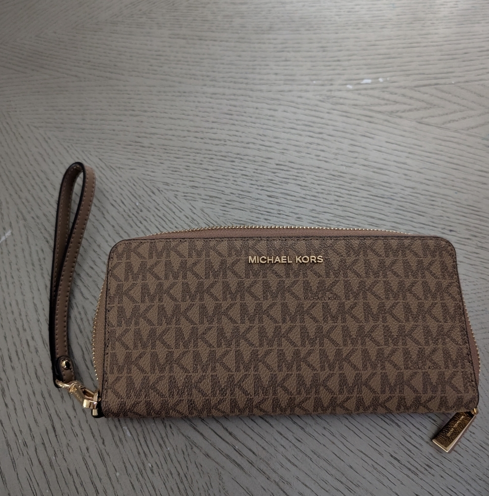 Bran New Michael Kors Tan Signature Wristlet